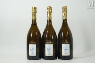 trois bouteilles de vin sont alignées sur une surface blanche