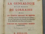 un vieux livre écrit posé sur une table