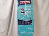 une planche de surf posée sur un support, sur fond blanc
