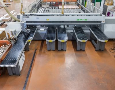une grosse machine qui se déplace dans une usine