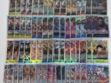 une grande collection de cartes à collectionner Pokémon posée sur une table