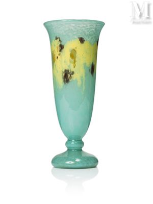 un vase en verre orné d'un motif jaune et bleu