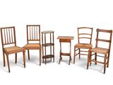 Plusieurs chaises et une table sont disposées en cercle