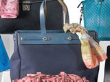 de nombreux sacs alignés les uns à côté des autres sur une table