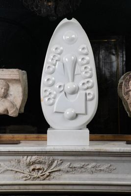 une sculpture blanche posée sur une cheminée