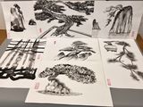 de nombreuses œuvres d'art de styles variés exposées sur une table