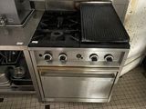 une cuisine équipée d'une cuisinière, d'une plaque de cuisson et d'un four