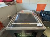 une photo d'une cuisine professionnelle avec une poêle posée sur le plan de travail