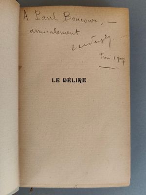 un livre ouvert avec une écriture dessus, posé sur une table