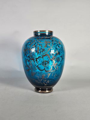 Vase balustre en verre bleuté et incrustations de métal.