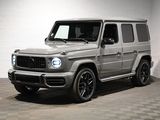 une photo d'une mercedes classe g argentée garée dans un garage