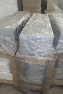 de nombreuses boîtes de papier toilette sur une palette dans un entrepôt