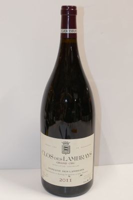 une bouteille de vin posée sur une table