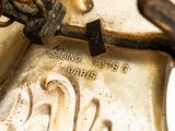 un gros plan d'une horloge à laquelle est accrochée une chaîne