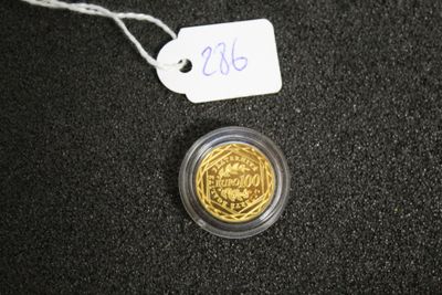 gros plan d'une pièce de monnaie portant une étiquette de prix