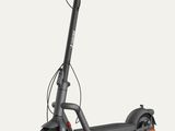 l'image d'un scooter posé sur une surface blanche