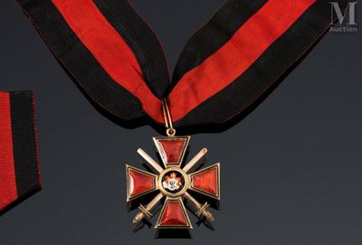un ruban rouge et noir orné d'une croix dorée