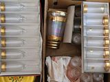 une boîte remplie de bouteilles vides et de verres vides