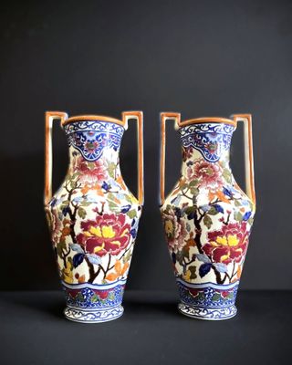 GIEN Paire de vases balustre en faïence modèle "Pivoine" à d… - Photo 1