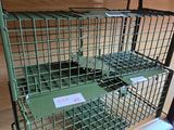 une cage contenant tout un tas d'objets