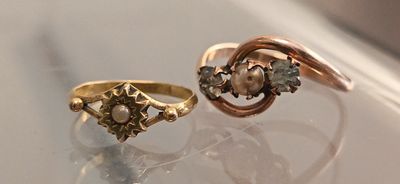Bague en métal doré serti d'une perle et de deux pierres bla…