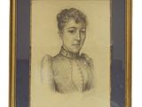 portrait d'une femme en robe, portant un nœud papillon
