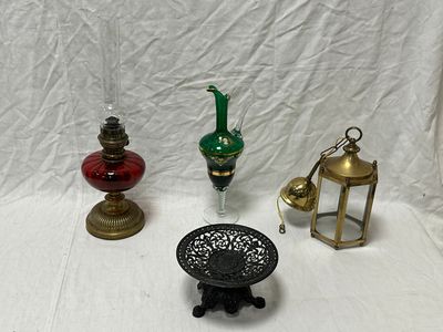 trois types différents de lampes anciennes sur fond blanc