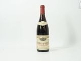 une bouteille de vin posée sur une table