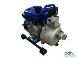 une image représentant une pompe à eau bleue et argentée sur fond blanc