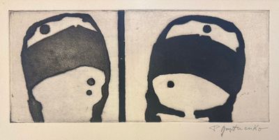 deux photos en noir et blanc représentant deux manchots coiffés de chapeaux