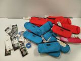une pile d'objets assortis sur une table