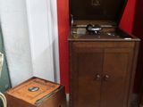 un petit meuble en bois sur lequel est posé un tourne-disque