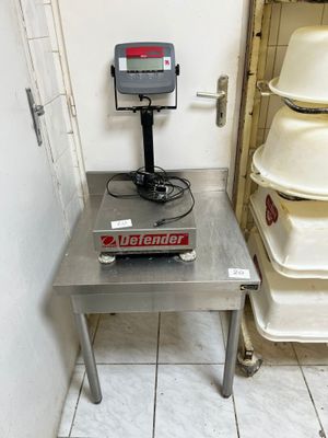 une image d'une balance sur une table dans une cuisine