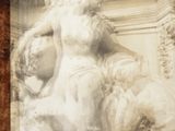 une photo d'une statue accrochée au mur
