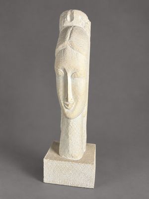 une image représentant une sculpture représentant la tête d'une femme posée sur un socle