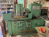 une machine posée sur une table dans une pièce