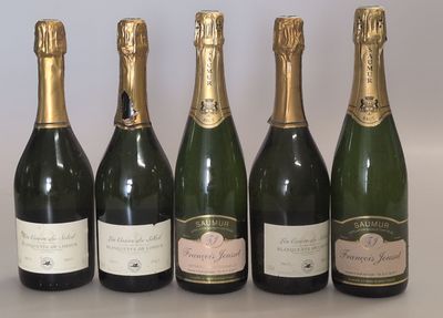 six bouteilles de champagne sont alignées sur une table