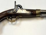 un vieux fusil exposé sur une table