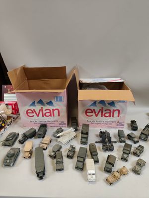 deux boîtes remplies d'objets divers posées sur une table