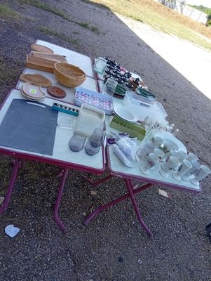 une table sur laquelle se trouvent de nombreux objets