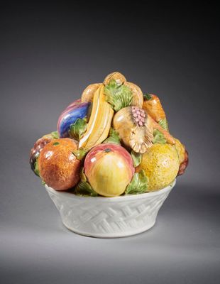 un bol de fruits posé sur une table