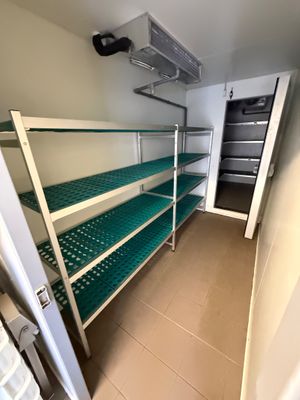 une pièce équipée d'étagères et d'un réfrigérateur