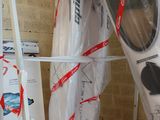 un kayak blanc posé sur une étagère dans une pièce
