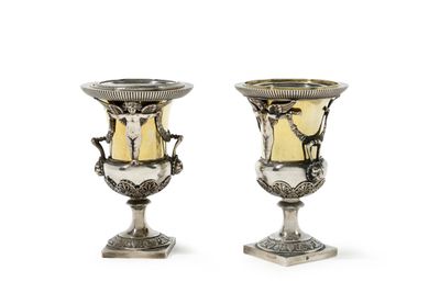 Paire de petits vases de forme Médicis en argent.