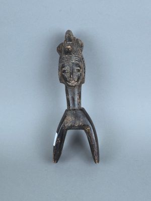 une petite figurine en bronze représentant une femme coiffée d'un chapeau