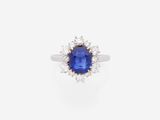 une bague à grappes de saphirs et de diamants