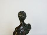 buste en bronze représentant une femme, posé sur un socle en marbre