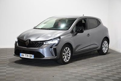 une voiture argentée garée dans une pièce au sol en damier