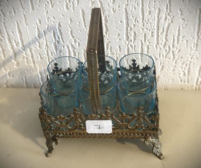 un panier contenant des verres et une bouteille, posé sur une table