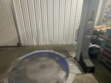 une image d'une machine dans un entrepôt